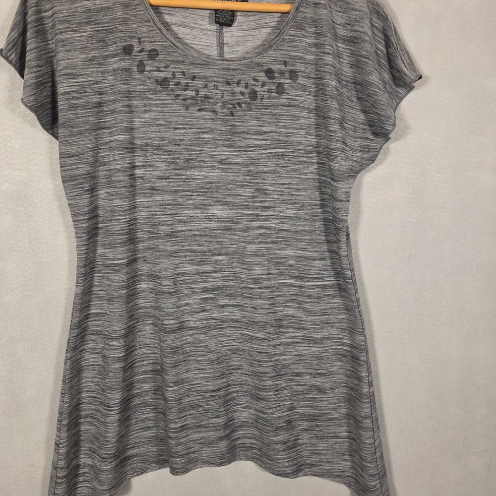 Suzie In The City two-toned top made of 95% polyester and 5% spandex (N368)